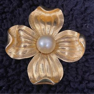 Vintage TRIFARI Gold Dogwood Big Pearl Center Brooch Pin UNIQUE ORIGINAL